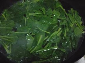 将切好的菠菜放入沸水中焯水，捞出沥干