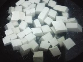 锅内加水烧开，放入切好的豆腐