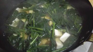 放入焯锅水的菠菜同煮