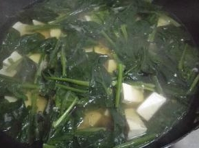 放入焯锅水的菠菜同煮