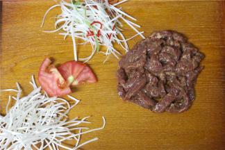 备齐所有食材，将牛肉切条，然后加入盐，料酒，生粉腌制15分钟。