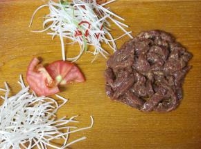 备齐所有食材，将牛肉切条，然后加入盐，料酒，生粉腌制15分钟。