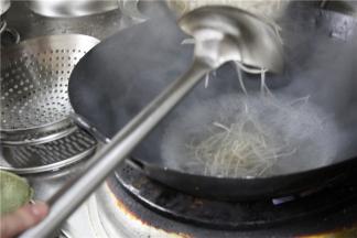 坐锅烧水，水开后倒入豆芽，将豆芽焯熟
