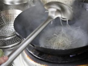 坐锅烧水，水开后倒入豆芽，将豆芽焯熟