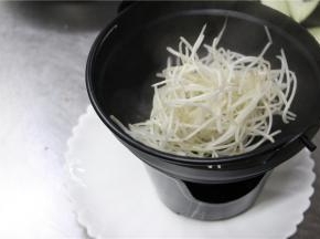 捞起焯熟的豆芽，将豆芽码在砂锅当中