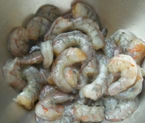 虾仁洗净，挑去虾线