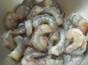 虾仁洗净，挑去虾线