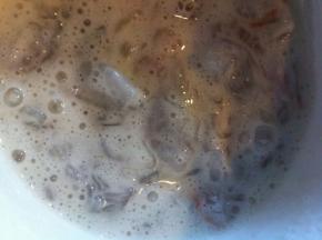 鸡蛋清和淀粉调成糊状，将腌制好的虾仁均匀的裹上面粉糊