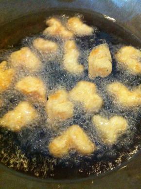 炒锅放多一点油，油热之后开中小火，煎虾仁放入炸至双面金黄捞出，控干多余的油分