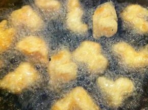 炒锅放多一点油，油热之后开中小火，煎虾仁放入炸至双面金黄捞出，控干多余的油分