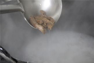 再重新另烧一锅水，将提前腌好的牛肉倒入水烧开的锅中，将牛肉焯熟，整个步骤和豆芽是一样的