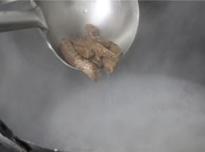 再重新另烧一锅水，将提前腌好的牛肉倒入水烧开的锅中，将牛肉焯熟，整个步骤和豆芽是一样的
