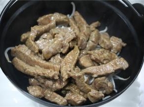 然后捞起焯熟的牛柳，铺在豆芽上面