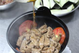 根据口味加入适量的鱼露。