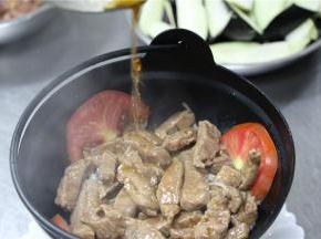 根据口味加入适量的鱼露。