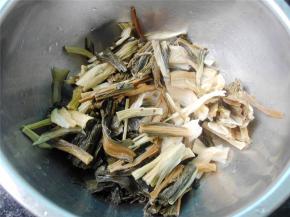 白菜干用清水浸泡一小时，洗净切成小段