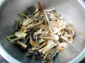 白菜干用清水浸泡一小时，洗净切成小段