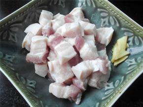 五花肉切块，下沸水焯一遍去掉血水