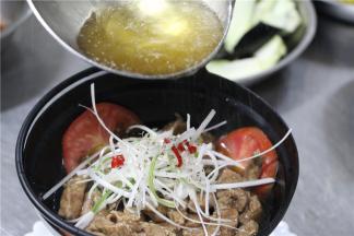 最后将红椒丝，葱丝，姜丝在牛柳上面码好，浇上热油就完成了。