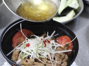 最后将红椒丝，葱丝，姜丝在牛柳上面码好，浇上热油就完成了。