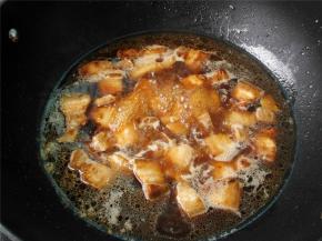 加入生抽和老抽炒匀上色，倒入调制鸡汤，没过肉块为宜，加入浓汤宝烧开