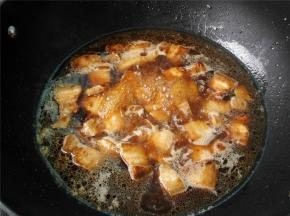 加入生抽和老抽炒匀上色，倒入调制鸡汤，没过肉块为宜，加入浓汤宝烧开