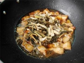 放上白菜干，加盖转小火烧30分钟左右