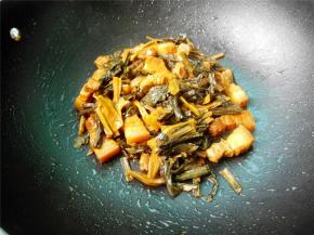 汤汁烧干再炒匀就可出锅