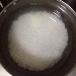 大米洗干净用水泡30分钟