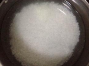 大米洗干净用水泡30分钟