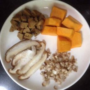 鸡肝、南瓜和香菇分别切小块备好