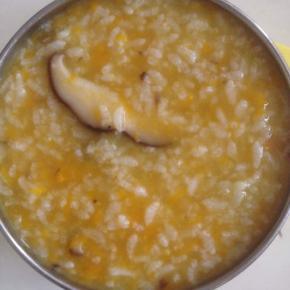 米烧开倒入准备好的鸡肝，香菇南瓜一起熬30分钟，加点盐和色拉油调味即可