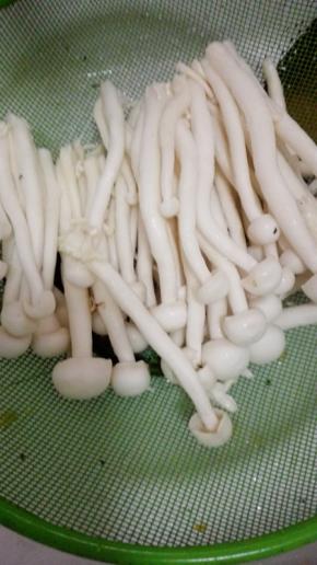 海鲜菇去根洗净，大蒜切片