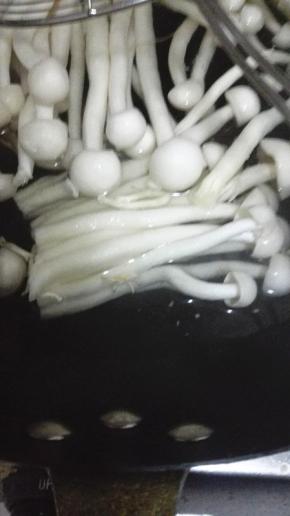 海鲜菇焯水煮熟，控干水分