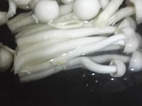 海鲜菇焯水煮熟，控干水分