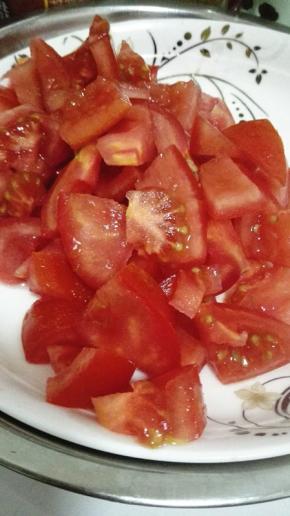 番茄洗净之后切成小块，这样炒的时候番茄更容易出汁