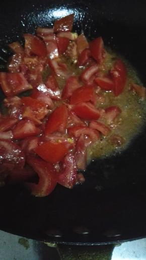 倒入番茄炒出汁水，可以加少量的水