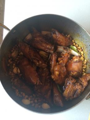 把猪蹄斩块焯水，捞出用凉水冲洗干净