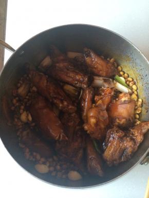 老抽一杯、蚝油一杯、香油一杯放里，依次加入盐、糖、白胡椒粉、八角、葱、姜、蒜，腌制十五分钟左右