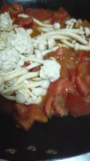 放入海鲜菇一起翻炒