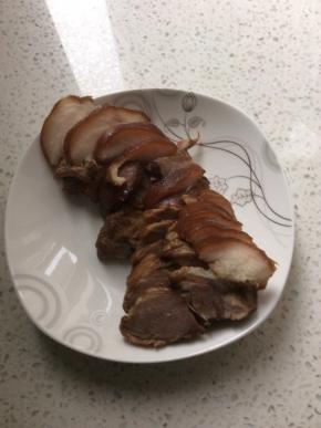 卤好的猪蹄切片（厚度适中，不要太薄也不要太厚）