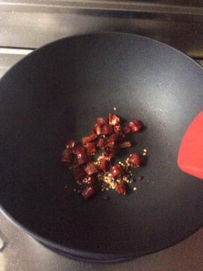 热锅放少量油，炒香干椒、花椒