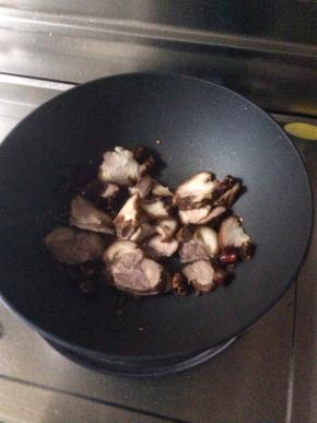 炒香干椒、花椒后，放入猪蹄肉，待猪蹄肉出油即可出锅