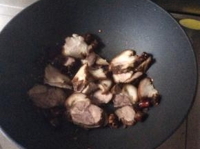 炒香干椒、花椒后，放入猪蹄肉，待猪蹄肉出油即可出锅