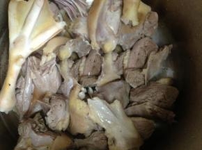 切好的鸭块冷水下锅煮至沸腾，用勺子将血沫撇出去，鸭块捞出清洗干净