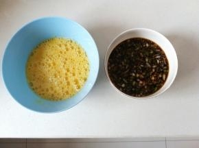 虾皮剁细放在打散的鸡蛋中，葱姜切末，加酱油、黄酒、醋和白糖调匀，调成汁水
