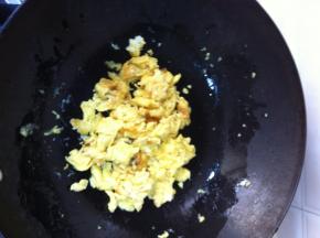 锅中热油，把搅匀的鸡蛋液倒入锅中翻炒