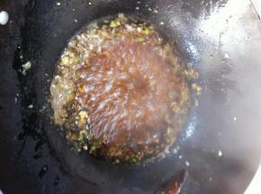 炒锅烧热，把调味汁倒入锅中烧开
