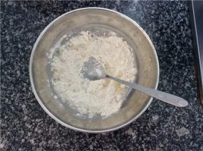 取3勺面粉，1小勺白糖，加适量清水调和