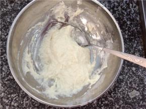 调成糊状，可以用勺子将面糊带起即可